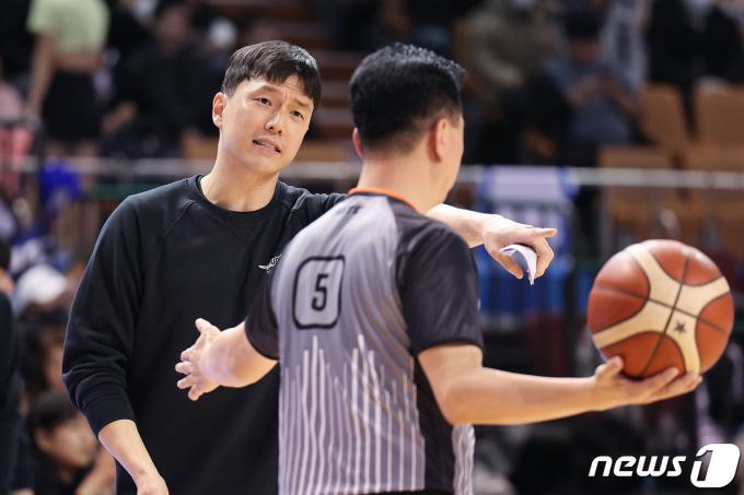 [사진] 판정 항의하는 김효범 감독대행