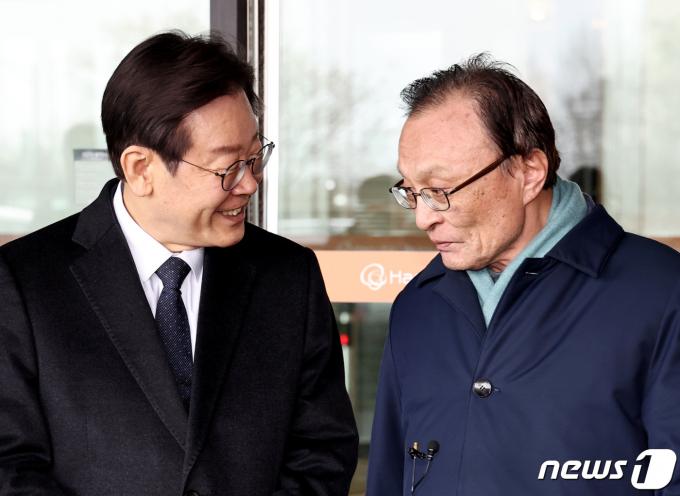 [사진] 대화하는 이재명·이해찬