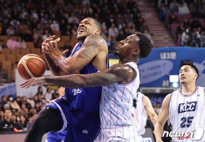 [사진] 삼성 레인 '반칙'