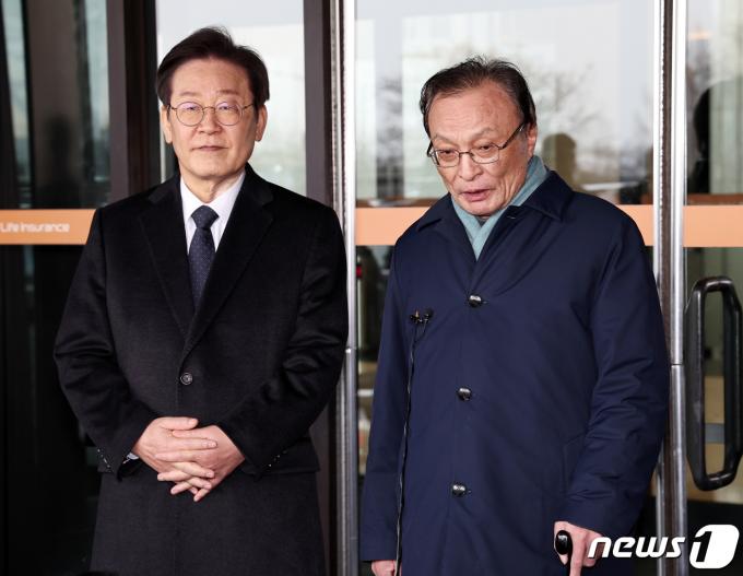 [사진] 질문에 답하는 이해찬 전 대표