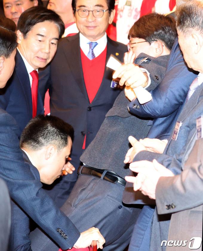 강성희 진보당 의원이 18일 전북 전주시 한국소리문화의전당 모악당에서 열린 전북특별자치도 출범식에서 윤석열 대통령과 인사를 나누던 중 