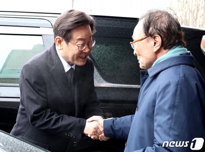 더불어민주당 이재명 대표와 이해찬 전 대표가 21일 오후 서울 여의도 63빌딩에서 비공개 오찬회동을 마치고 인사하고 있다. 2024.1.21/뉴스1 ⓒ News1 구윤성 기자