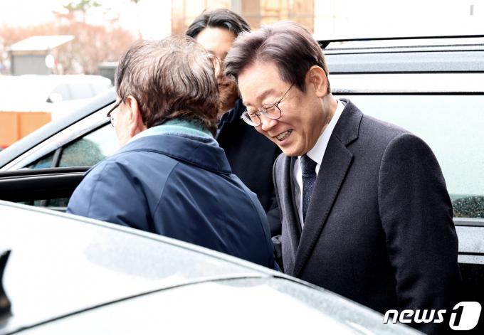 이재명 더불어민주당 대표가 21일 오후 서울 여의도 63빌딩에서 이해찬 전 대표와 비공개 오찬회동을 마친 뒤 이전 대표를 배웅하고 있다. 2024.1.21/뉴스1 ⓒ News1 구윤성 기자