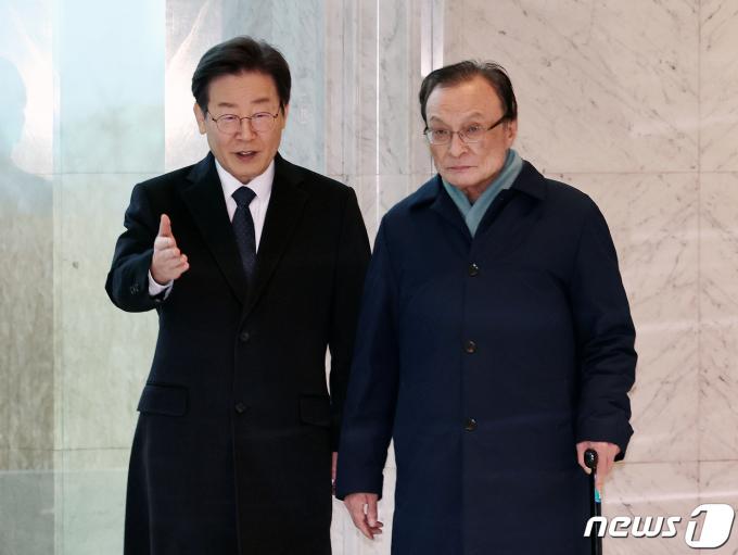 더불어민주당 이재명 대표와 이해찬 전 대표가 21일 오후 서울 여의도 63빌딩에서 비공개 오찬 회동을 마치고 오찬장을 나서고 있다. 2024.1.21/뉴스1 ⓒ News1 구윤성 기자