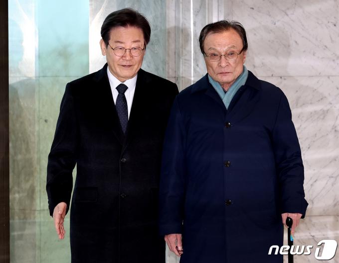 더불어민주당 이재명 대표와 이해찬 전 대표가 21일 오후 서울 여의도 63빌딩에서 비공개 오찬 회동을 마치고 오찬장을 나서고 있다. 2024.1.21/뉴스1 ⓒ News1 구윤성 기자