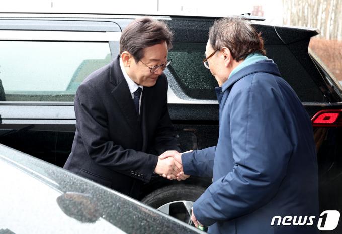 [사진] 이해찬 전 대표 만난 이재명 대표