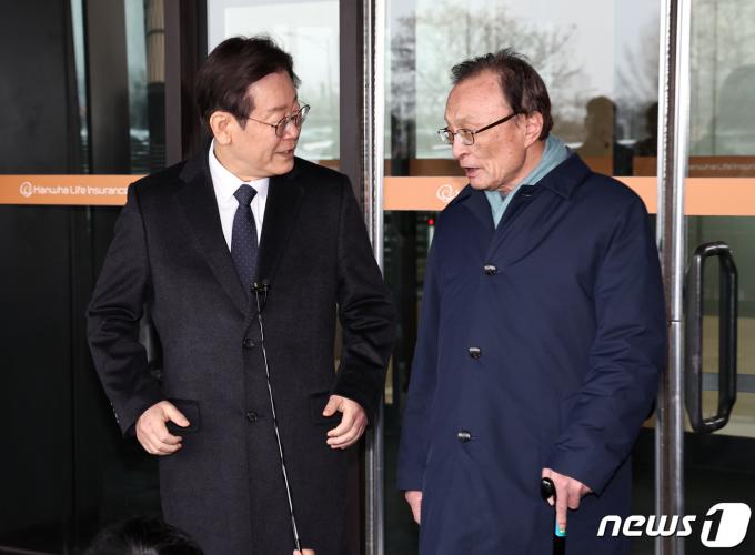 [사진] 대화하는 이재명·이해찬