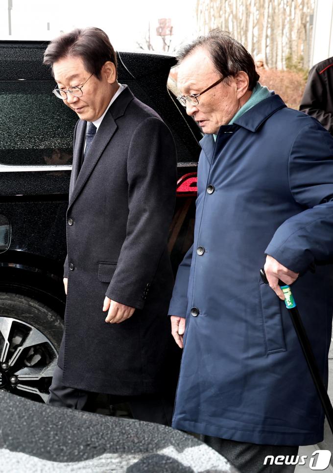 [사진] 이재명·이해찬 '회동 마치고'