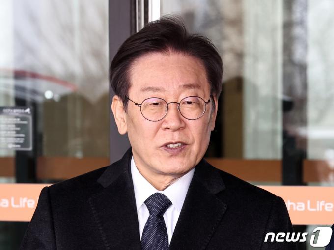 [사진] 취재진 질문에 답하는 이재명 대표