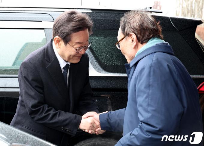 [사진] 총선 80일 앞두고 만난 이재명·이해찬