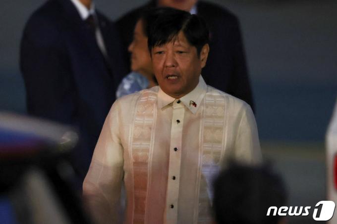 페르디난드 마르코스 주니어 필리핀 대통령이 14일(현지시간) APEC 정상회의에 참석하기 위해 캘리포니아주 샌프란시스코 국제 공항에 도착을 하고 있다. 2023.11.15 ⓒ 로이터=뉴스1 ⓒ News1 우동명 기자