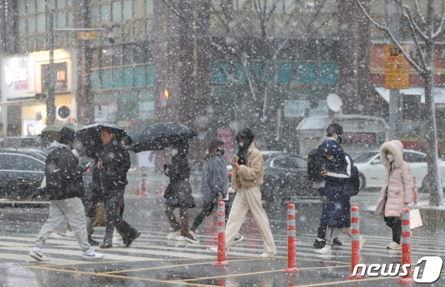22일 아침 기온이 오늘(21일)보다 10도까지 내려가는 등 경기도 27개 시군에 한파주의보가 예보된 가운데 도가 한파 선제 대응을 위해 재난안전대책본부 비상 1단계를 가동했다. / 사진=뉴스1
