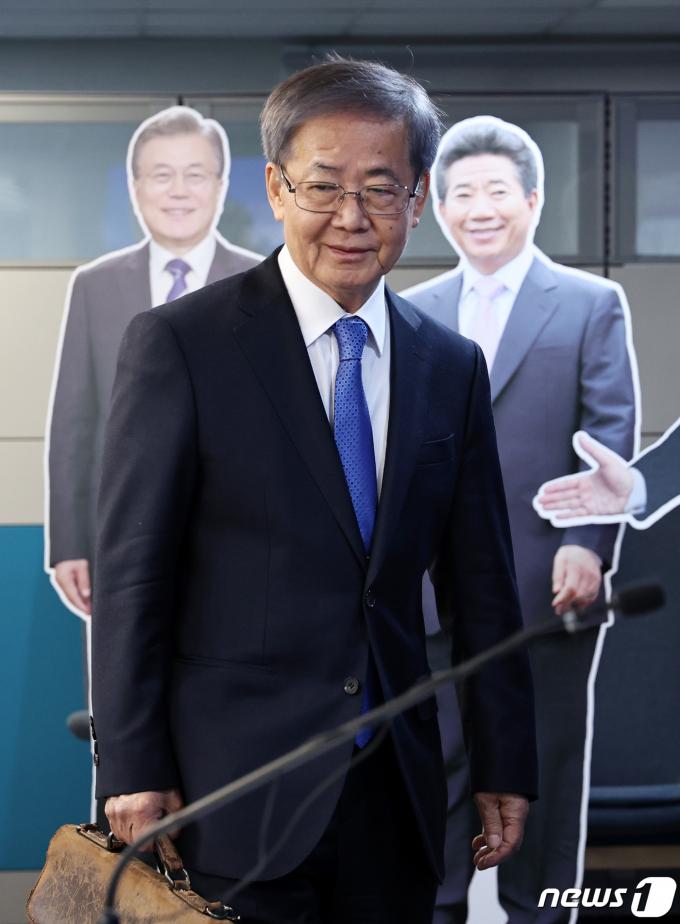 [사진] 기자간담회 참석하는 임혁백 민주당 공관위원장