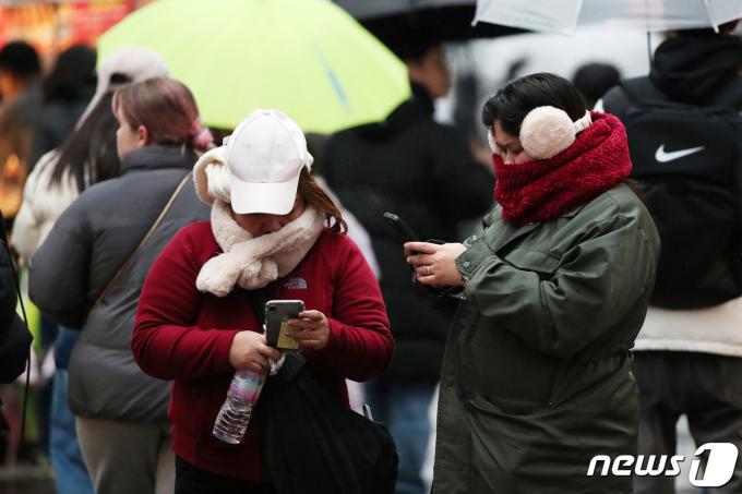 [사진] 한국 겨울 관광엔 목도리와 귀도리 필수