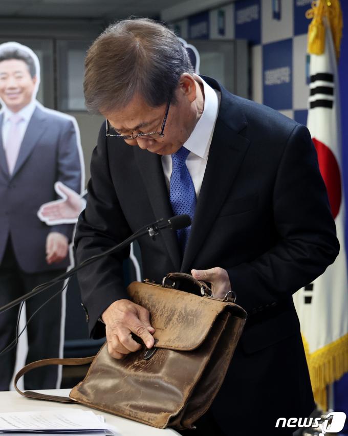 [사진] 임혁백 위원장의 낡은 가방