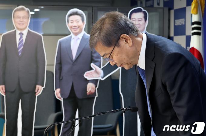[사진] 인사하는 임혁백 위원장