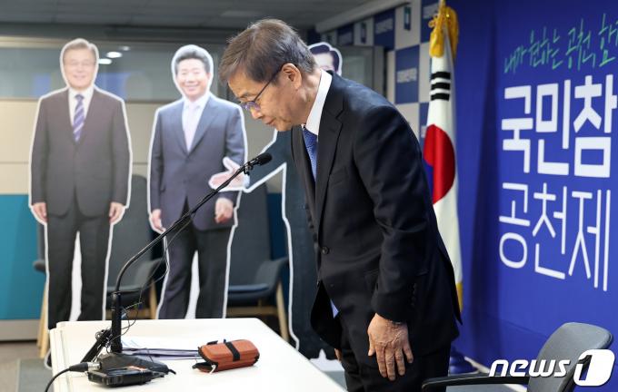 [사진] 인사하는 임혁백 공관위원장