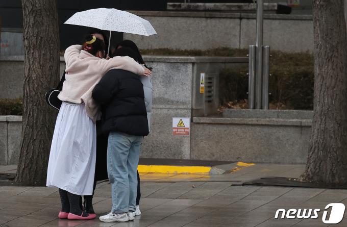 [사진] 우산 하나에 사람 넷