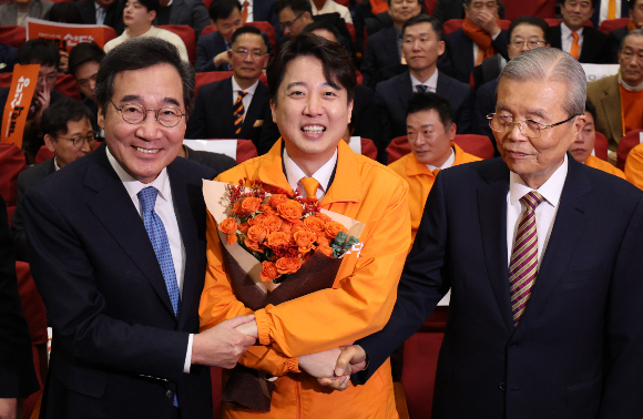 이준석 개혁신당 대표(가운데)가 지난 20일 오후 서울 여의도 국회의사당 의원회관에서 열린 개혁신당 창당대회에서 이낙연 전 더불어민주당 대표(왼쪽), 김종인 전 국민의힘 비상대책위원장과 함께 손을 잡고 있다. /사진=뉴스1