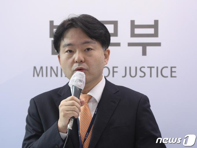 정재민 법무부 법무심의관이 26일 오전 서울 서초구 서울고등법원에서 인격표지영리권(퍼블리시티권) 입법 예고 브리핑을 하고 있다. 2022.12.26/뉴스1 ⓒ News1 신웅수 기자