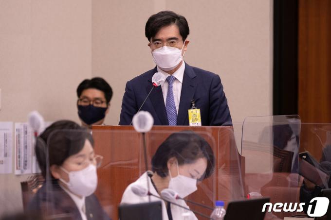 공영운 현대자동차 사장이 지난 2022년 10월4일 오후 서울 여의도 국회에서 열린 산업통상자원중소벤처기업위원회 국정감사에 증인으로 출석해 의원들의 질의에 답을 하고 있다. (공동취재)/뉴스1 ⓒ News1 유승관 기자