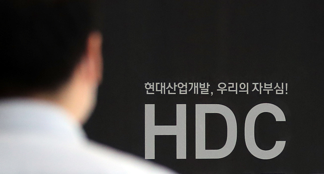 HDC현대산업개발의 영업이익률은 2020년 16.0%를 기록해 주요 상장건설업체인 현대건설(3.2%) 대우건설(6.9%) GS건설(7.4%) DL이앤씨(11.1%) 등보다 높았다. 하지만 2020년 아시아나항공 인수·합병(M&A) 계약 파기와 2021~2022년 광주광역시에서 발생한 두 번의 인명사고로 비용 손실이 늘며 영업이익률도 지속해서 하락했다./사진=뉴스1