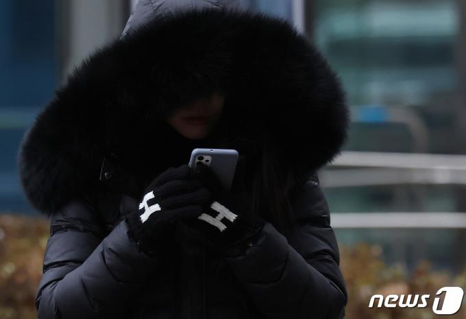 21일 오후 서울 종로구 일대에서 시민이 두꺼운 외투를 입고 걷고 있다. 기상청은 이날 오후 9시부터 서울 전역에 올해 첫 한파주의보가 발효된다고 밝혔다. 2024.1.21/뉴스1 ⓒ News1 김민지 기자