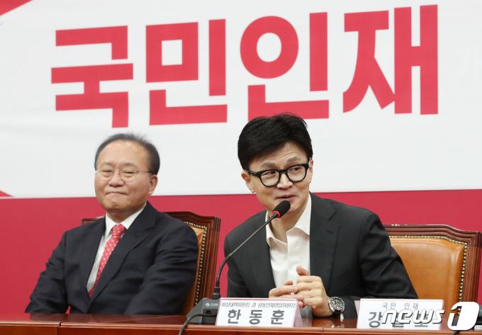 한동훈 국민의힘 비상대책위원장(오른쪽)이 15일 오전 서울 여의도 국회에서 열린 국민의힘 인재영입위원회 국민인재 영입 환영식에서 발언을 하고 있다. 2024.1.15/뉴스1 ⓒ News1 임세영 기자