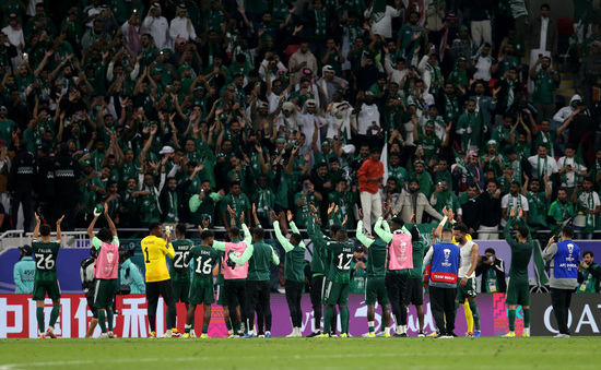 사우디아라비아가 키르키스스탄을 2-0으로 꺾고 2023 아시아축구연맹(AFC) 아시안컵 F조 1위로 올라섰다.   사우디아라비아가 22일 오전(이하 한국시각) 카타르 알라이얀 아흐메드 빈 알리 스타디움에서 열린 키르키스스탄과의 2023 아시아축구연맹(AFC) 아시안컵 F조 2차전에서 2-0으로 승리해 조 1위로 올라섰다. 사진은 사우디가 이날 경기에서 승리한 후 팬들에게 인사하는 장면, /사진=로이터