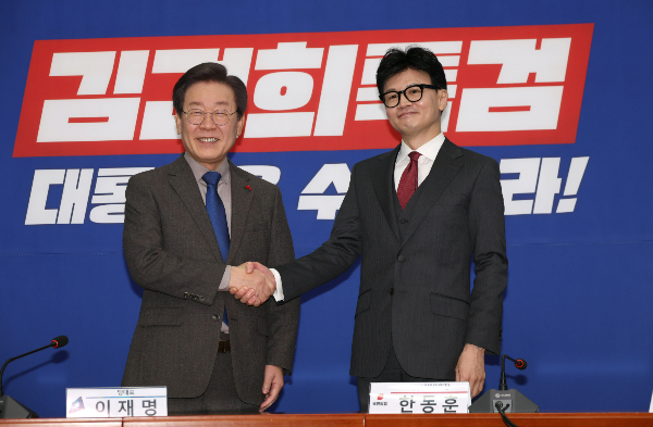 국민의힘과 더불어민주당 간의 지지율 격차가 2.8%p에서 8.5%p로 벌어졌다. 사진은 지난달 29일 한동훈 국민의힘 비상대책위원장과 이재명 더불어민주당 대표가 서울 여의도 국회 민주당 대표실에서 회동을 하는 모습. /사진=뉴스1