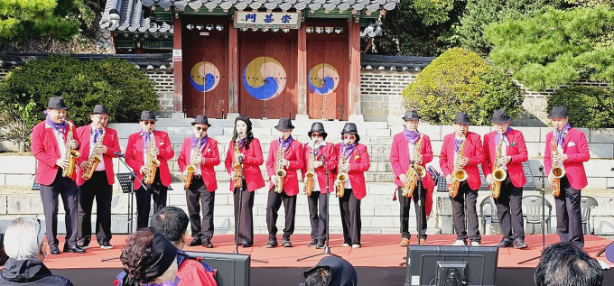 지난해 성남시 평생학습 동아리 ‘조이 색소폰 동호회’ 활동 모습. / 사진제공=성남시
