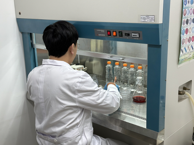 제주 한라수가 '물맛 좋은 건강한 미네랄 워터'라는 슬로건에 따라 철저하고 꼼꼼한 품질관리 원칙을 공개했다. 사진은 제주 한라수 시료 샘플 수질검사 중인 연구원. /사진제공=한도그린F&B