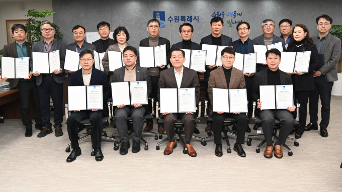 이재준 수원시장(앞줄 가운데), 김현수 제1부시장(앞줄 왼쪽 2번째), 황인국 제2부시장(앞줄 오른쪽 3번째)과 간부 공무원들이 청렴행정 실천 서약서에 서명한 후 함께하고 있다. / 사진제공=수원특례시 