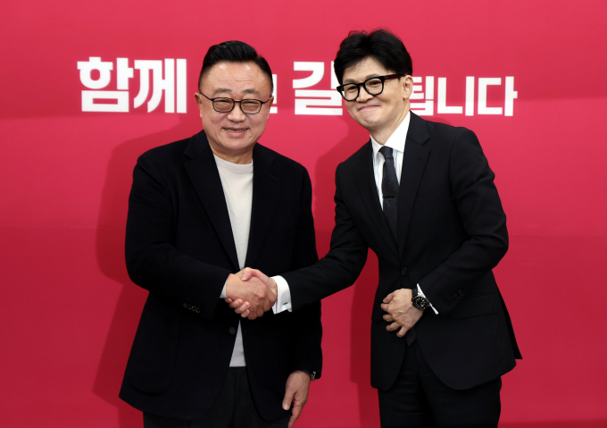22일 국민의힘이 고동진 전 삼성전자 사장 겸 IM 부문장을 공식 영입했다고 밝혔다. 사진은 한동훈 국민의힘 비대위원장과 고 전 사장이 22일 오전 서울 여의도 국회에서 열린 인재영입식에서 악수하는 모습. /사진=뉴시스