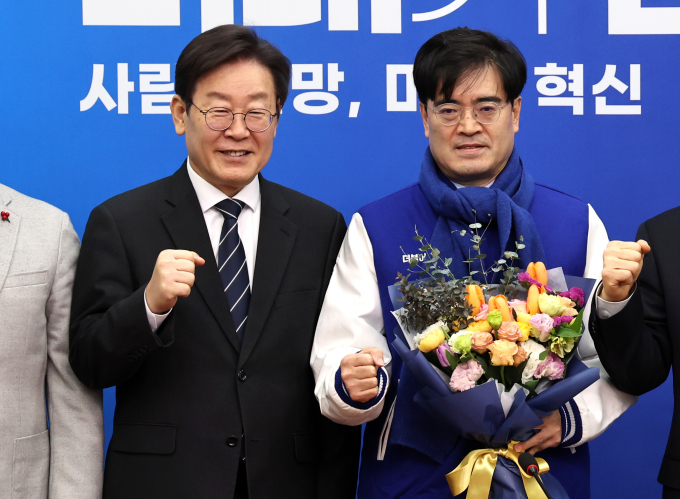 22일 더불어민주당은 공영운 전 현대자동차 사장(59)을 인재 9호로 영입했다고 밝혔다. 사진은 이재명 더불어민주당 대표(왼쪽)가 22일 오전 서울 여의도 국회에서 열린 인재영입위원회 국민인재 영입 환영식에서 공 전 사장(오른쪽)과 파이팅을 외치는 모습. /사진=뉴스1