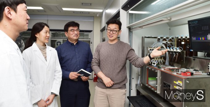 김태훈 오토텔릭바이오 대표(맨 오른쪽)가 연구실에서 직원들에게 연구과정에 대해 설명하고 있다. /사진=임한별 기자