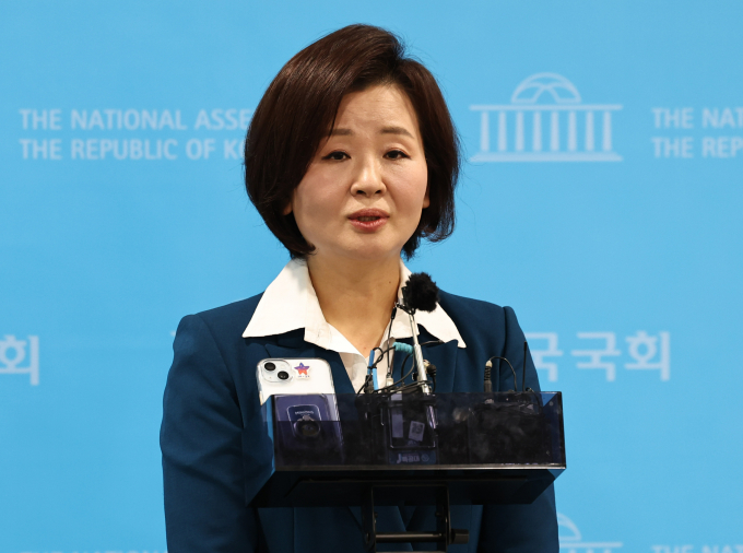22일 이수진 더불어민주당 의원(비례대표)이 "이재명과 함께 이수진은 한다”며 경기 성남중원 출마 선언을 했다. 사진은 이 의원이 22일 오전 서울 여의도 국회 소통관에서 성남시 중원구 출마 선언 기자회견을 마치고 취재진의 질문에 답하는 모습. /사진=뉴스1