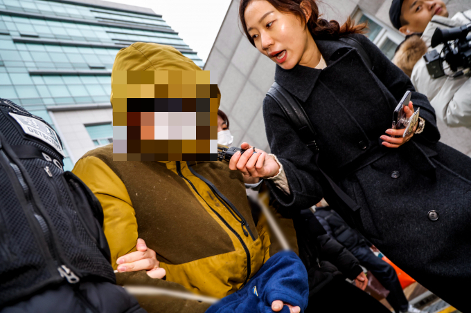 아내를 둔기로 살해한 혐의로 구속기소된 대형 로펌 출신 미국 변호사가 결혼생활 10여년에 걸쳐 아내를 정서적으로 학대하고 자녀와 아내 사이를 단절해 온 정황이 드러났다. 사진은 피의자가 지난해 12월12일 서울 성북구 성북경찰서에서 서울중앙지방검찰청으로 송치되는 모습. /사진=뉴시스