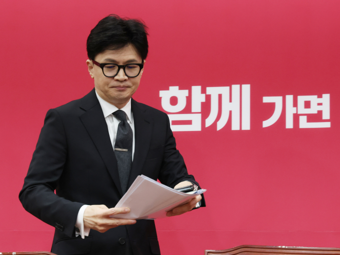 22일 정치권 일각에서는 대통령실과 한동훈 국민의힘 비상대책위원장의 신경전이 장기화될 것이라는 전망이 나오고 있다. 사진은 한 비대위원장이 22일 서울 여의도 국회에서 열린 비상대책위원회의에 참석한 모습. /사진=뉴스1