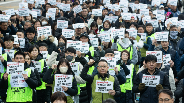 상시 근로자 50인 미만 사업장에 대한 중대재해처벌법 적용을 2년 유예하는 방안이 여야 협상 중단으로 전면 시행 5일을 앞두고 무산될 전망이다. 사진은 민주노총 조합원들이 5일 서울 여의도 국회 앞에서 결의대회를 열고 중대재해법 개악 중단을 촉구하는 구호를 외치는 모습. /사진=뉴스1