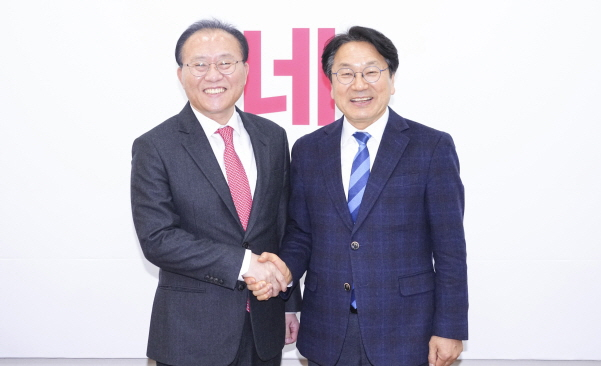 강기정 광주광역시장은 22일 오전 서울 국회를 방문해 윤재옥 국민의힘 원내대표와 만나 달빛철도 특별법이 1월 임시국회에서 반드시 통과될 수 있도록 협조를 요청했다./사진=광주시