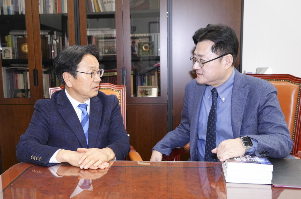 강기정 광주광역시장은 22일 오전 서울 국회를 방문해 홍익표 더불어민주당 원내대표와 만나 달빛철도 특별법이 1월 임시국회에서 반드시 통과될 수 있도록 협조를 요청했다./사진=광주시