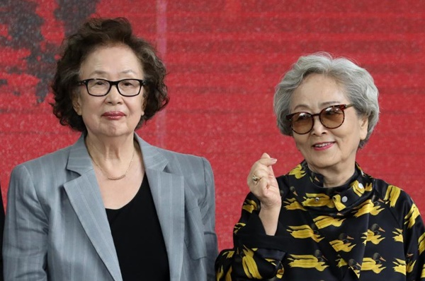  배우 나문희와 김영옥이 가수 임영웅의 콘서트를 직접 찾아갔다. 사진은 지난해 10월 부산 해운대구 영화의전당 BIFFXGENESIS 야외무대에서 제28회 부산국제영화제 야외무대인사에 나선 배우 나문희와 김영옥. /사진=뉴시스