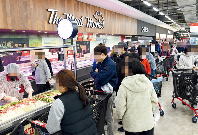 산업통상자원부가 대형마트 영업규제와 관련해 의무휴업 공휴일 지정 원칙을 삭제하는 내용의 유통법 개정을 추진한다. 앞으로 주말이 아닌 평일에도 대형마트가 의무휴업일을 지정할 수 있다. 홈플러스 메가푸드마켓 2.0 영등포. /사진=홈플러스