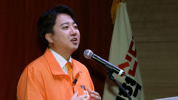 이준석 개혁신당 대표가 유튜브 채널 '장윤선의 취재편의점'과의 인터뷰에서 한동훈 비상대책위원장이 대통령실로부터 사퇴 요구를 받는 것에 대해 기획된 것이라고 주장했다. 사진은 지난 20일 이 대표가 서울 여의도 국회에서 열린 개혁신당 창당대회에서 당대표 수락연설을 하는 모습. /사진=뉴스1