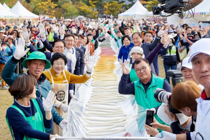 지난해 개최된 이천쌀문화축제에서 김경희 이천시장 등이 600m 길이의 가래떡 나눠먹기 행사를 진행하고 있다. / 사진제공=이천시
