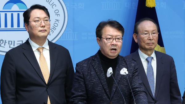 개혁신당·새로운미래·미래대연합 등 제3지대가 공동의 비전을 만들기 위한 협의체를 설립하겠다고 22일 밝혔다. 사진은 이날 오후 천하람 개혁신당 최고위원(왼쪽부터), 정태근 미래대연합 창당준비위원장, 최운열 새로운미래 창당준비위원장이 서울 여의도 국회에서 기자회견을 하는 모습. /사진=뉴스1