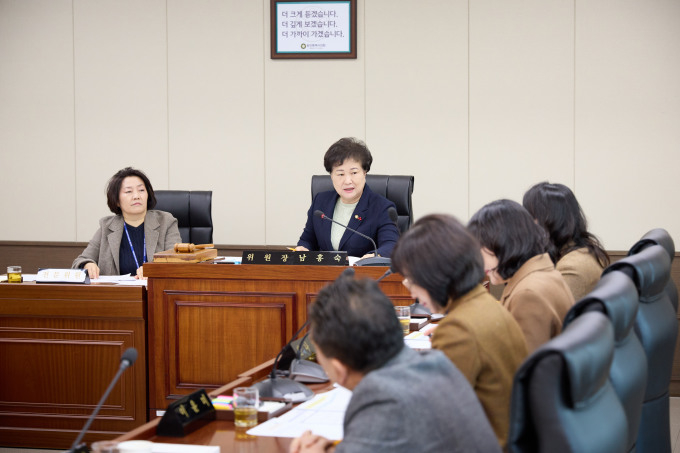 용인시의회 의회운영위원회가 22일 의회운영위원회 회의를 열고 있다. / 사진제공=용인특례시의회