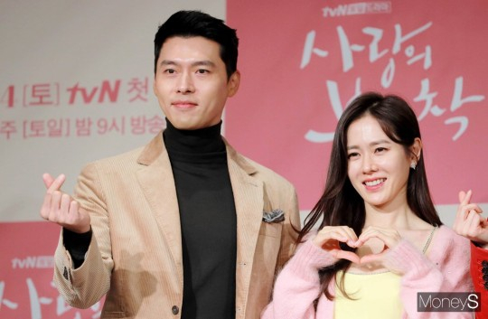 배우 현빈 손예진 부부가 출산후 일본에서 둘만의 크리스마스 데이트를 만끽한 사진이 포착됐다. 사진은 지난 2019년 12월 서울 종로구 광화문 포시즌스 호텔에서 열린 tvN 주말드라마 '사랑의 불시착' 제작발표회에 참석한 배우 손예진 현빈 부부. /사진=장동규 기자
