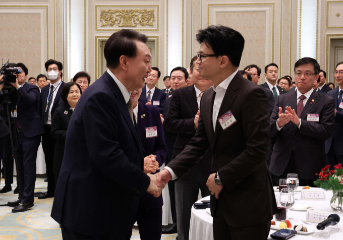 국민의힘 의원들이 대통령실과 한동훈 국민의힘 비상대책위원장이 김건희 여사 디올백 논란을 두고 충돌하자 동향 읽기에 나섰다. 사진은 윤석열 대통령(왼쪽)이 지난 3일 청와대 영빈관에서 열린 2024년 신년인사회에서 한 비대위원장과 인사하는 모습. /사진=뉴시스